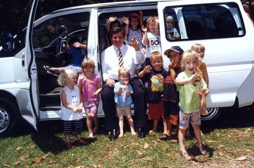 Medium member for port darwin delivers donated van to mitchel street childcare centre  22 october 1998   copy